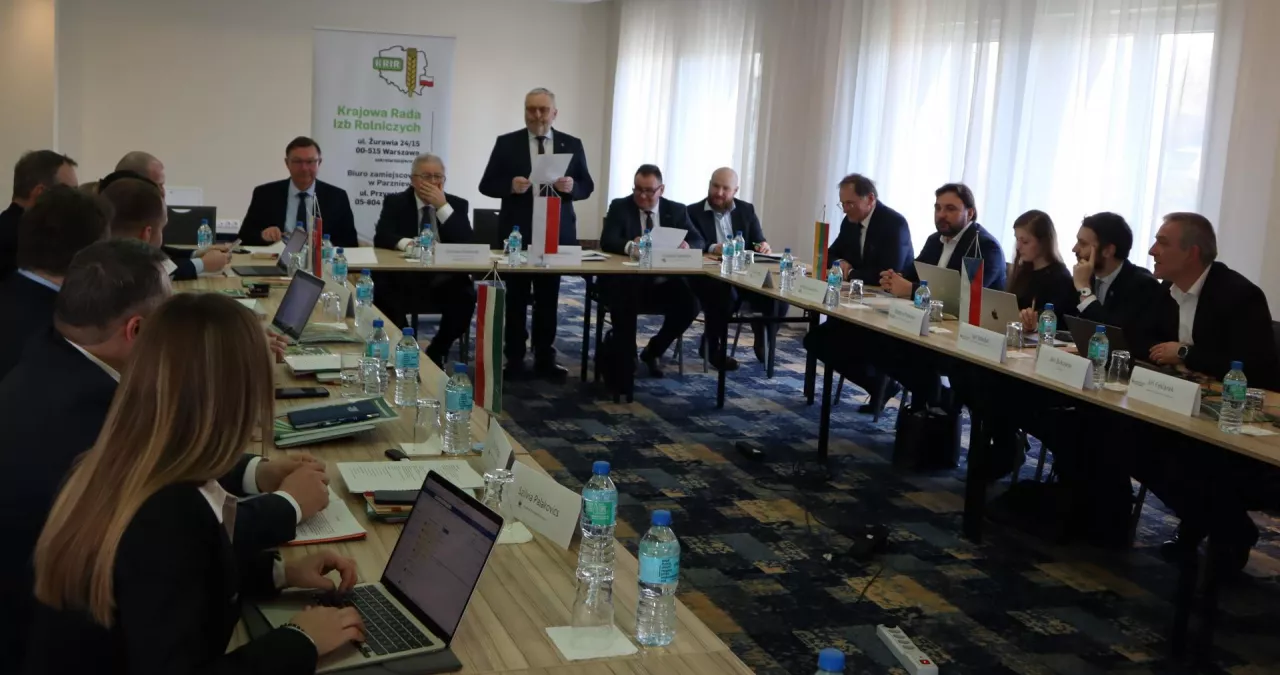 Rolnicy powinni dążyć do jedności i nie chodzi tutaj o to, by wszyscy myśleli tak samo, lecz aby byli zjednoczeni, bo tylko wtedy są w stanie wypracować sobie pozycję wobec władz na szczeblu krajowym, wobec KE i konsumentów, zaznaczano podczas spotkania w Falentach