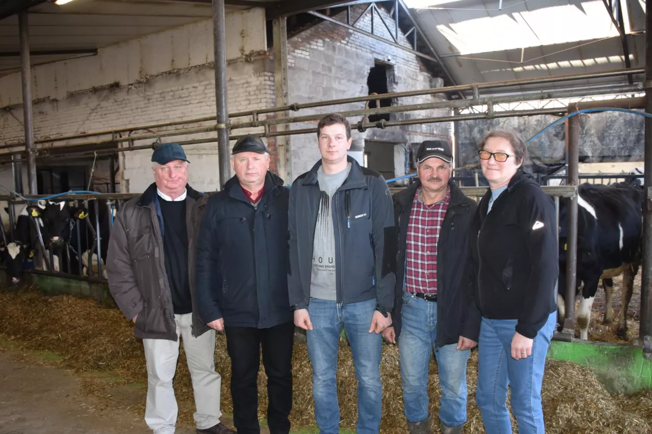 Na zdjęciu od lewej: Wiesław Popiel – kierownik działu skupu koneckiego oddziału Polmleku, Bolesław Kacprzak – instruktor skupu, Krzysztof, Jan i Dorota Kowalczykowie