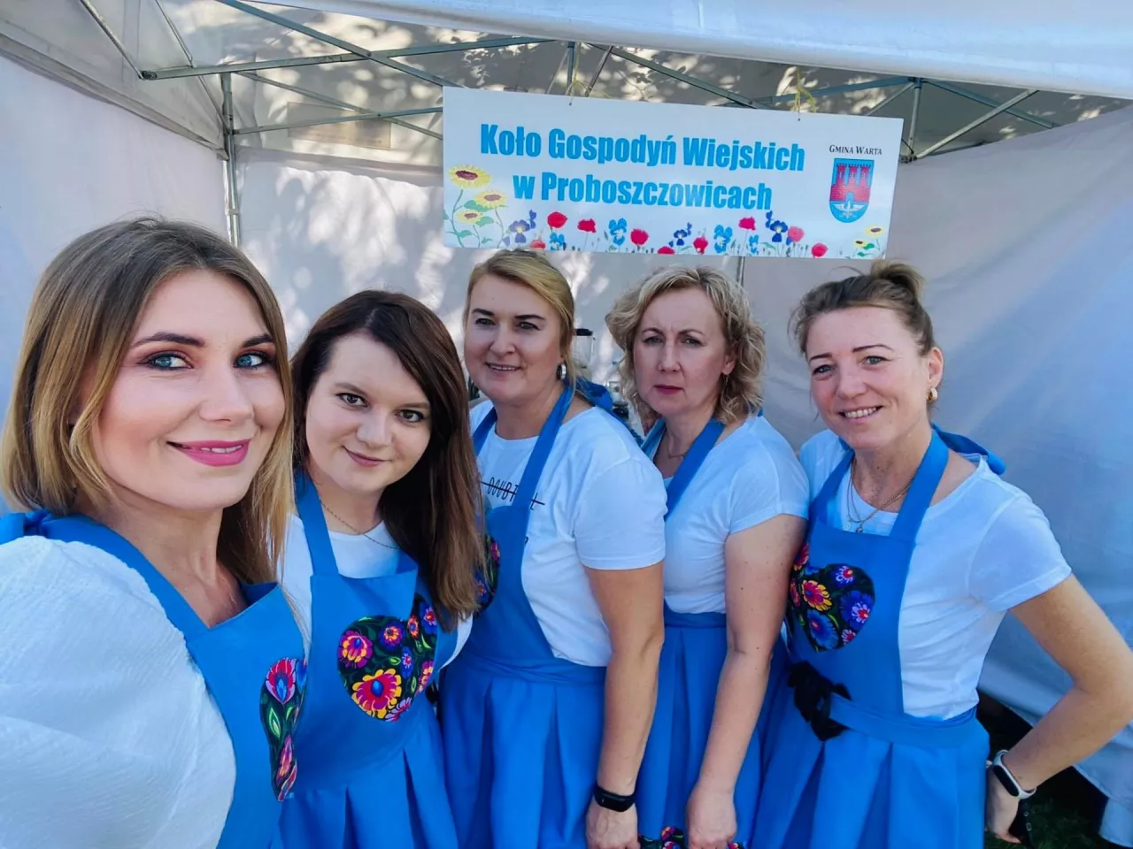Członkinie koła w Proboszczowicach. Na festynach wszyscy rozpoznają je po błękitnych fartuszkach