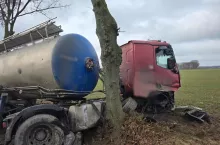 Samochód osobowy wjechał czołowo w cysternę przewożącą mleko.