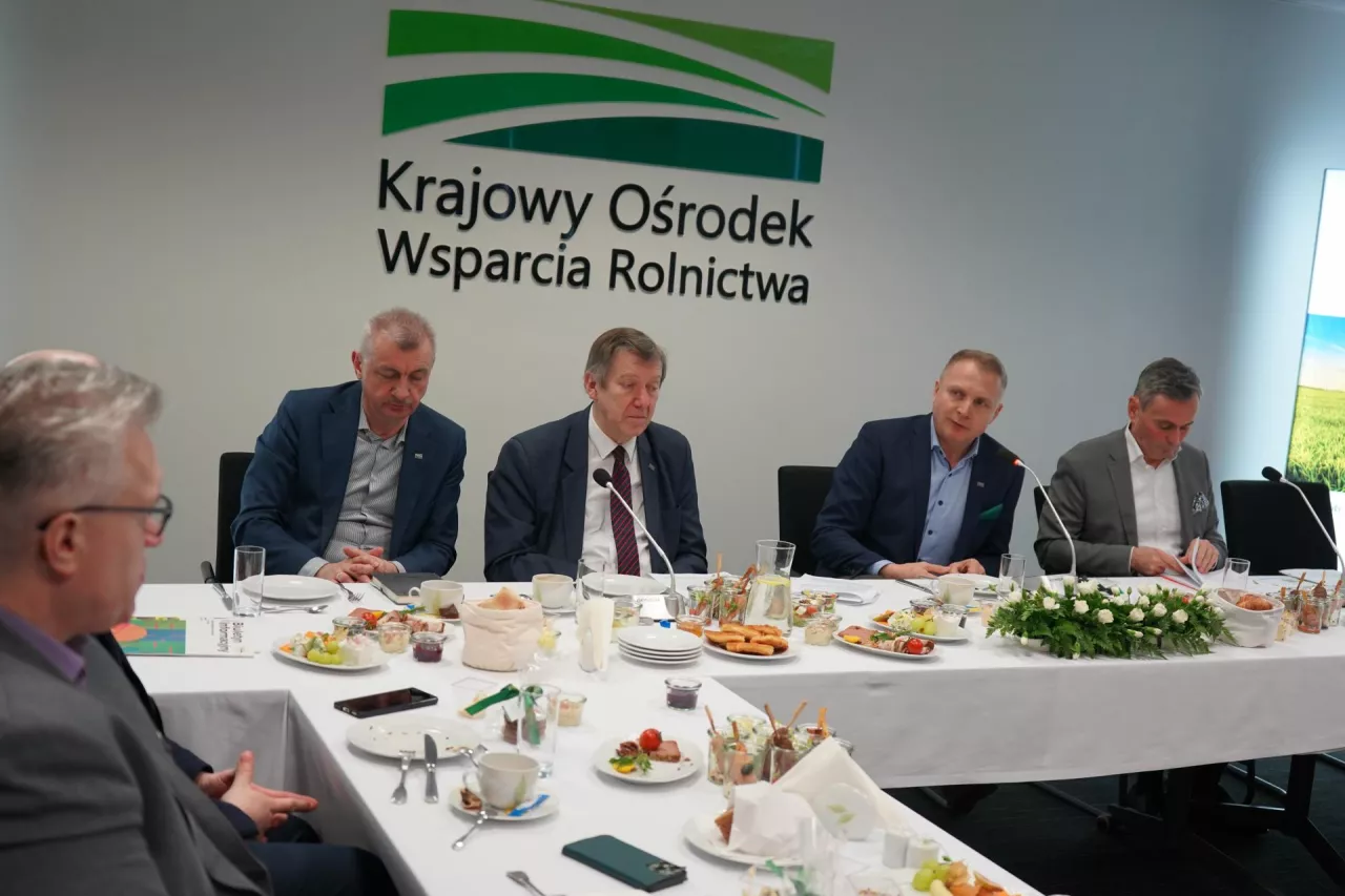 Szefostwo KOWR podczas konferencji podsumowującej 2024 r. Lucjan Zwolak (z-ca dyrektora generalnego), Jan Szopiński (z-ca dyrektora generalnego KOWR), Henryk Smolarz (dyrektor generalny) oraz Tomasz Ciodyk (z-ca dyrektora generalnego)