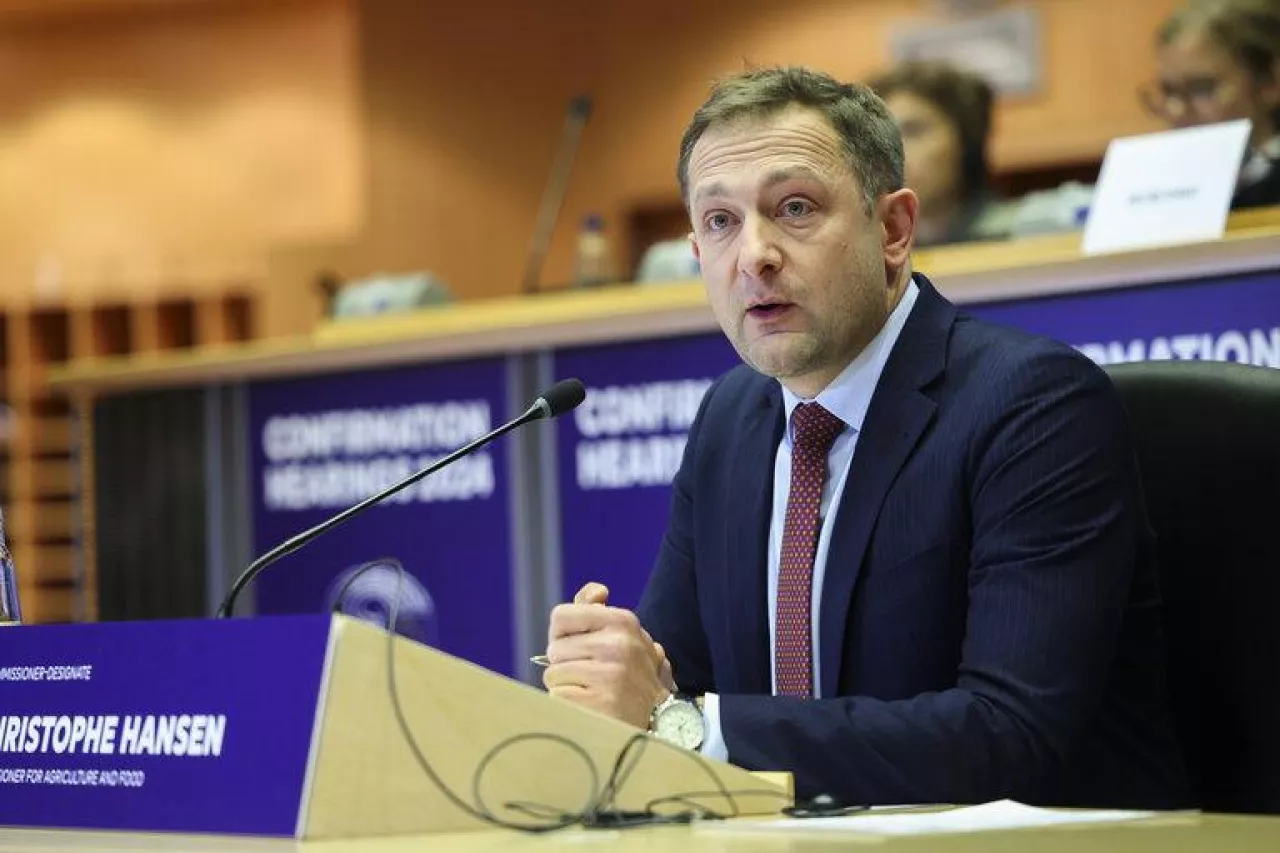 – Zaprezentowana mapa drogowa wyznacza ścieżkę radzenia sobie z wieloma naciskami, z którymi borykają się rolnicy z UE. Uczyni sektor bardziej zrównoważonym i pomoże rolnictwu pozostać atrakcyjnym i dochodowym sektorem, tak aby wystarczająca liczba młodych ludzi dołączyła do zawodu – przekonuje Christophe Hansen, komisarz ds. rolnictwa i żywności
