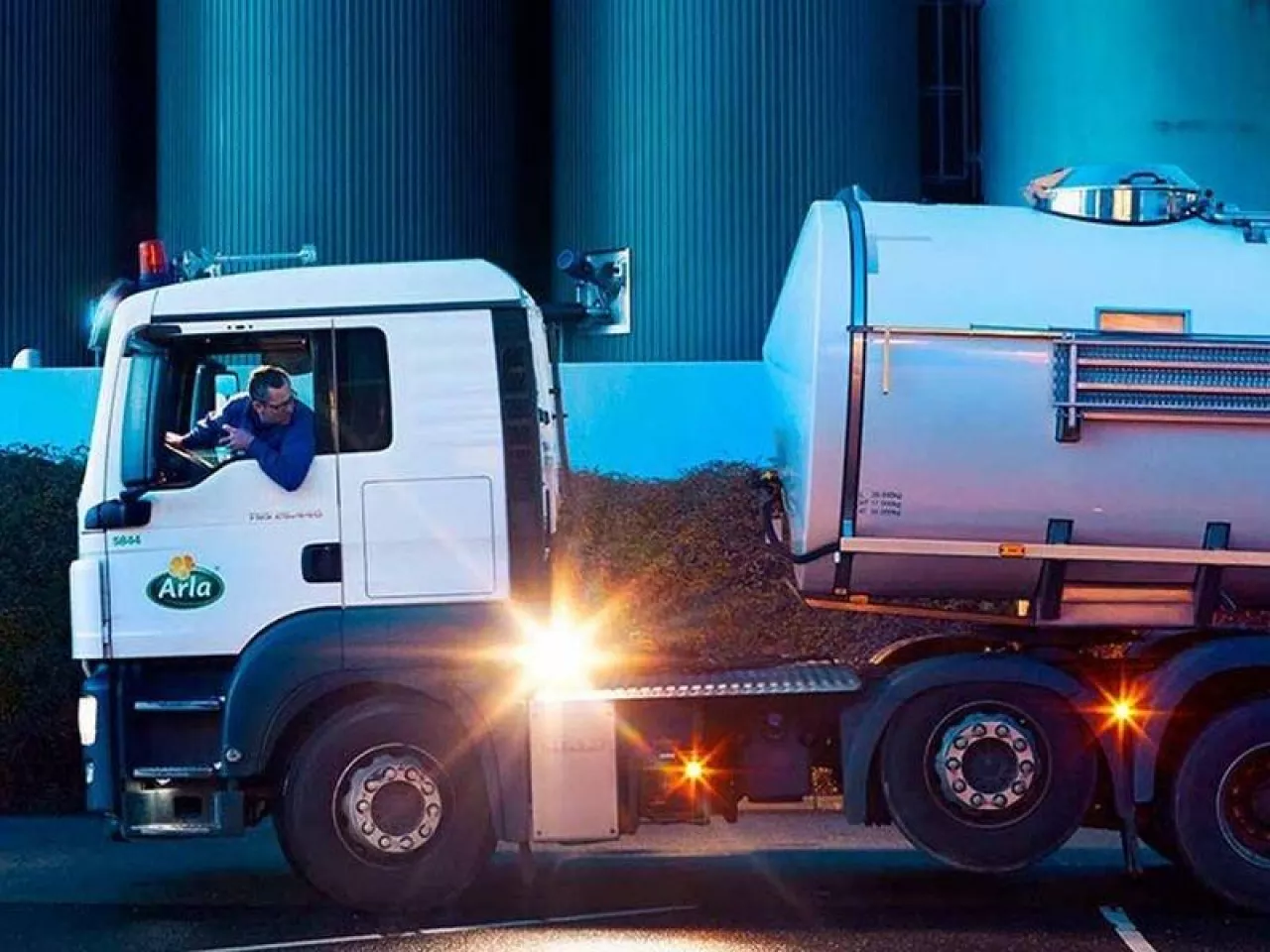 Po dobrym 2024 roku dla spółdzielni mleczarskiej Arla, czasy hossy nadal się utrzymują. Zeszłoroczne wyniki finansowe spółdzielni były wyjątkowo wysokie, pomimo kiepskiej pierwszej połowy roku, w której spółdzielnia notowała straty sprzedaży na poziomie 6,5%.