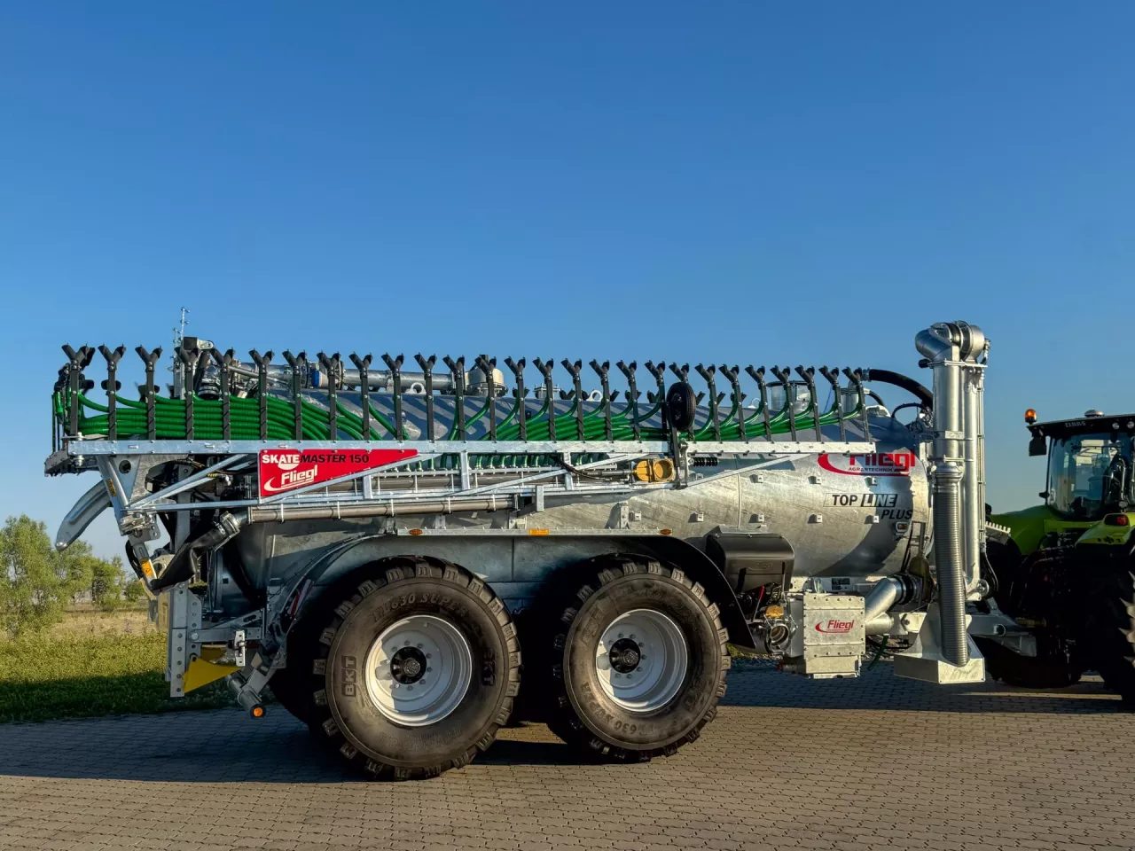 Po złożeniu nowy aplikator Skatemaster marki Fliegl ma szerokość 2,6 m