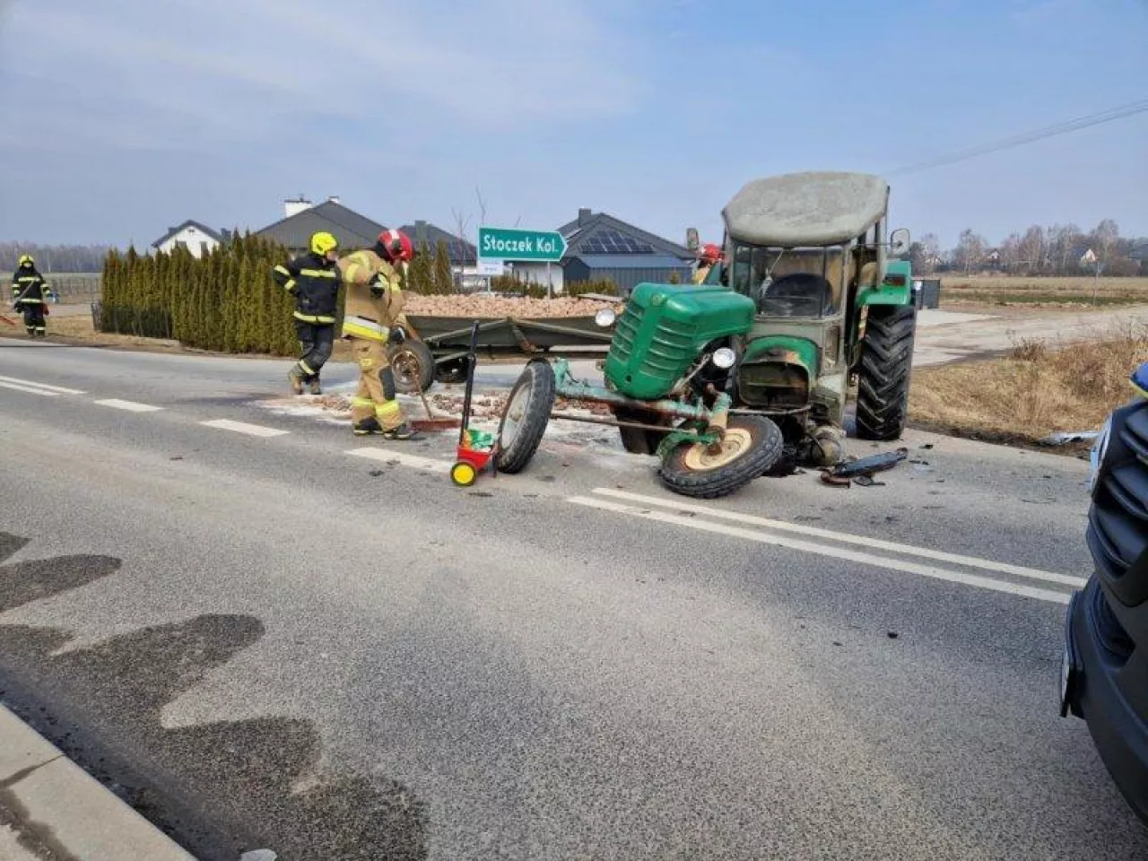 Ciągnik po zderzeniu z autem osobowym rozpadł się na dwie części.