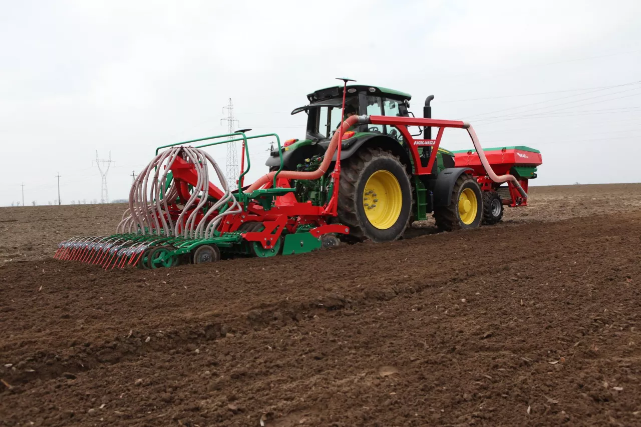 Technika, tap 7/2021, test siewników, Agro-Masz, porównanie konstrukcji siewników, siewnik zbożowy, wiosna, siew jęczmień jary, Złotniki, Uniwersytet Przyrodniczy, siew zbóż jarych