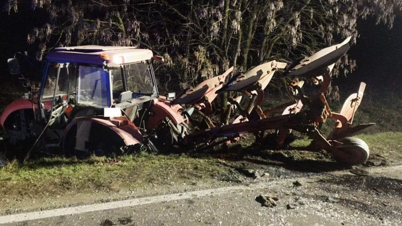 Traktorzysta z obrażeniami ciała trafił do szpitala.