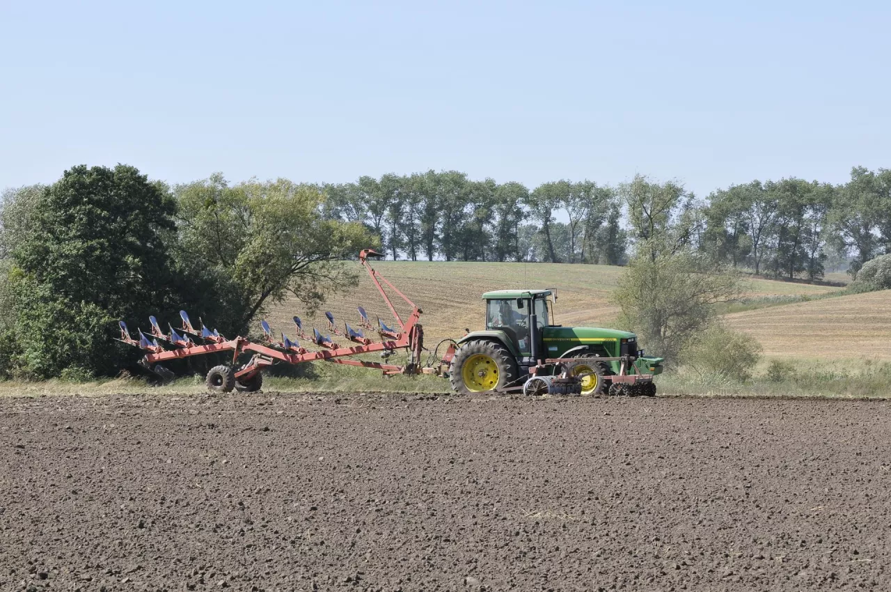 O tym, w jakim stopniu dopłaty bezpośrednie wesprą w tym roku dochód każdego gospodarstwa, rolnicy przekonają się dopiero na początku października, gdy będą znane ostateczne stawki dopłat. Wnioskujący o ekoschematy zwierzęce stawki dopłat poznają dopiero na początku kwietnia 2026 r.