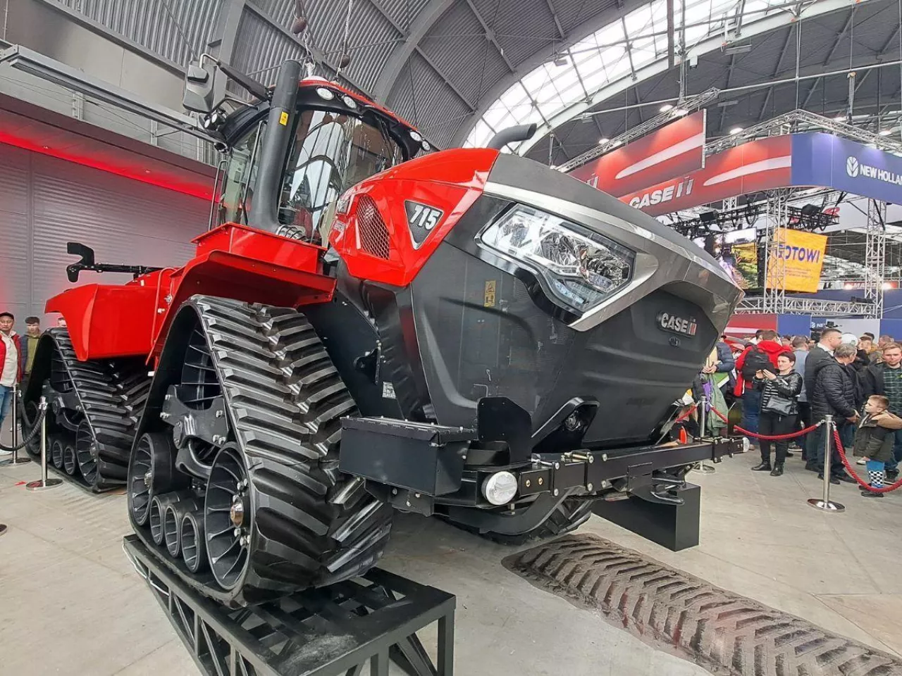 Najdroższy ciągnik na Agrotech. Jaka cena Case IH Quadtrac 715?