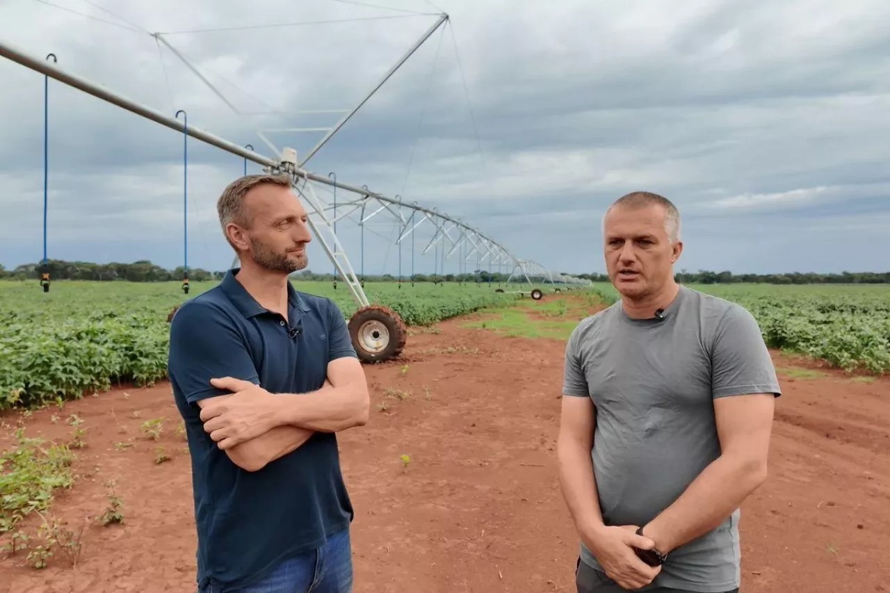 Mariusz Baścik (po lewej) i Marcin Baścik (po prawej) z kanału „Gospodarstwo w Afryce” pokazują, jak zbudowali system nawadniania pól.