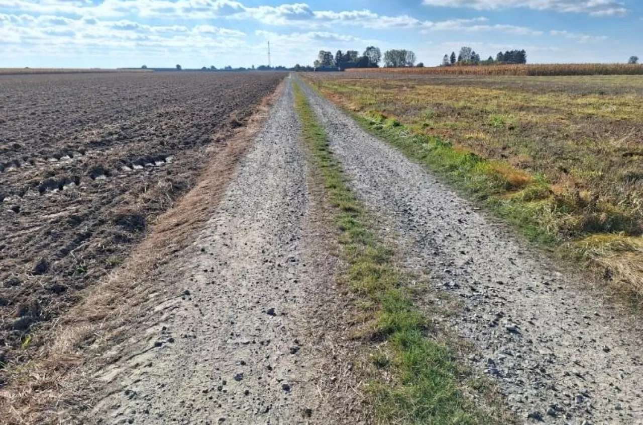 Sąsiad zagrodził rolnikowi drogę na pole. Jakie są przesłanki ustanowienia drogi koniecznej?