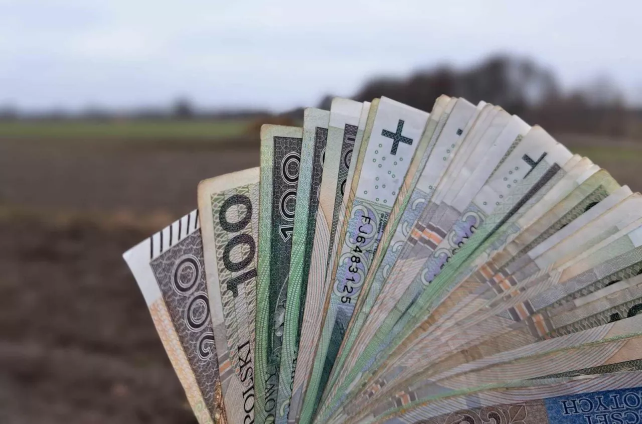 Rolnik pobiera zasiłek. MOPS twierdzi, iż go marnotrawi. Co teraz?