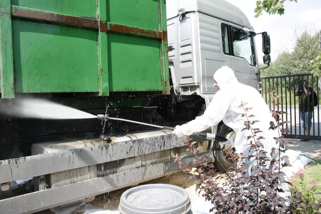 Pryszczyca jest wysoce zaraźliwą chorobą wirusową, która bardzo szybko się rozprzestrzenia. W obliczu kolejnych ognisk na Węgrzech i Słowacji, kluczowe staje wprowadzenie rygorystycznych zasad bioasekuracji, w tym regularnej dezynfekcji. 