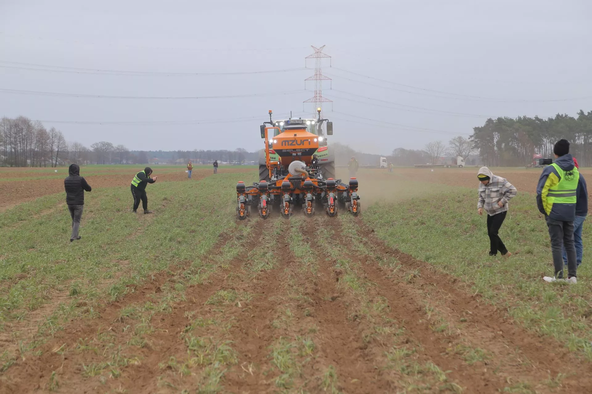 Siew kukurydzy sześcioma siewnikami. Niezwykły pokaz w Młodzikowie [FOTO, WIDEO]