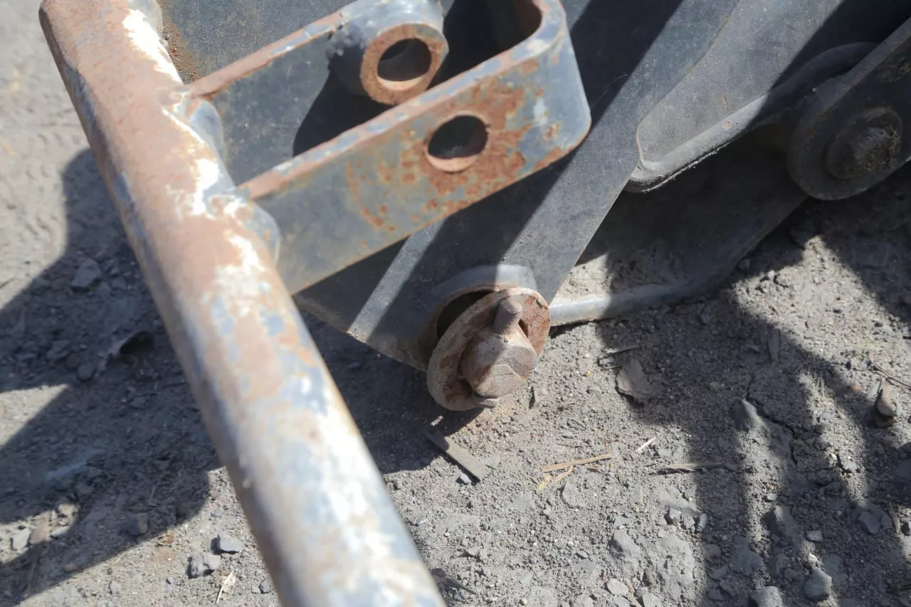 Gdy sworznie i tuleje ramienia ładowacza są zużyte (1. zdjęcie), to praca jest głośna, a brak interwencji w porę przy zbyt dużym obciążeniu może doprowadzić do rozerwania połączenia w najcieńszym miejscu.