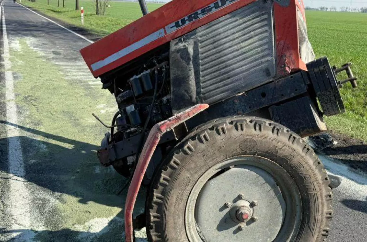 Ursus rozpadł się na dwie części po zderzeniu z Peugeotem