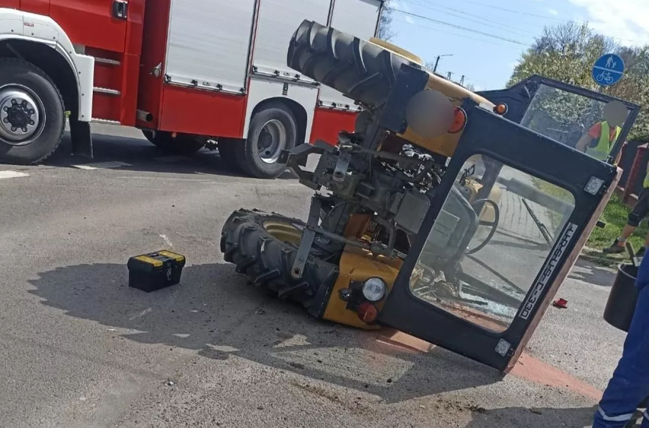 Audi uderzyło w ciągnik rolniczy. Ursus aż przewrócił się na bok
