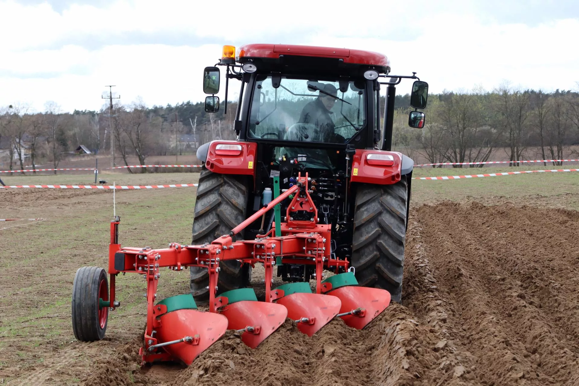 Perfekcyjna orka młodych rolników. Kto wygrał konkurs orki? [WIDEO]