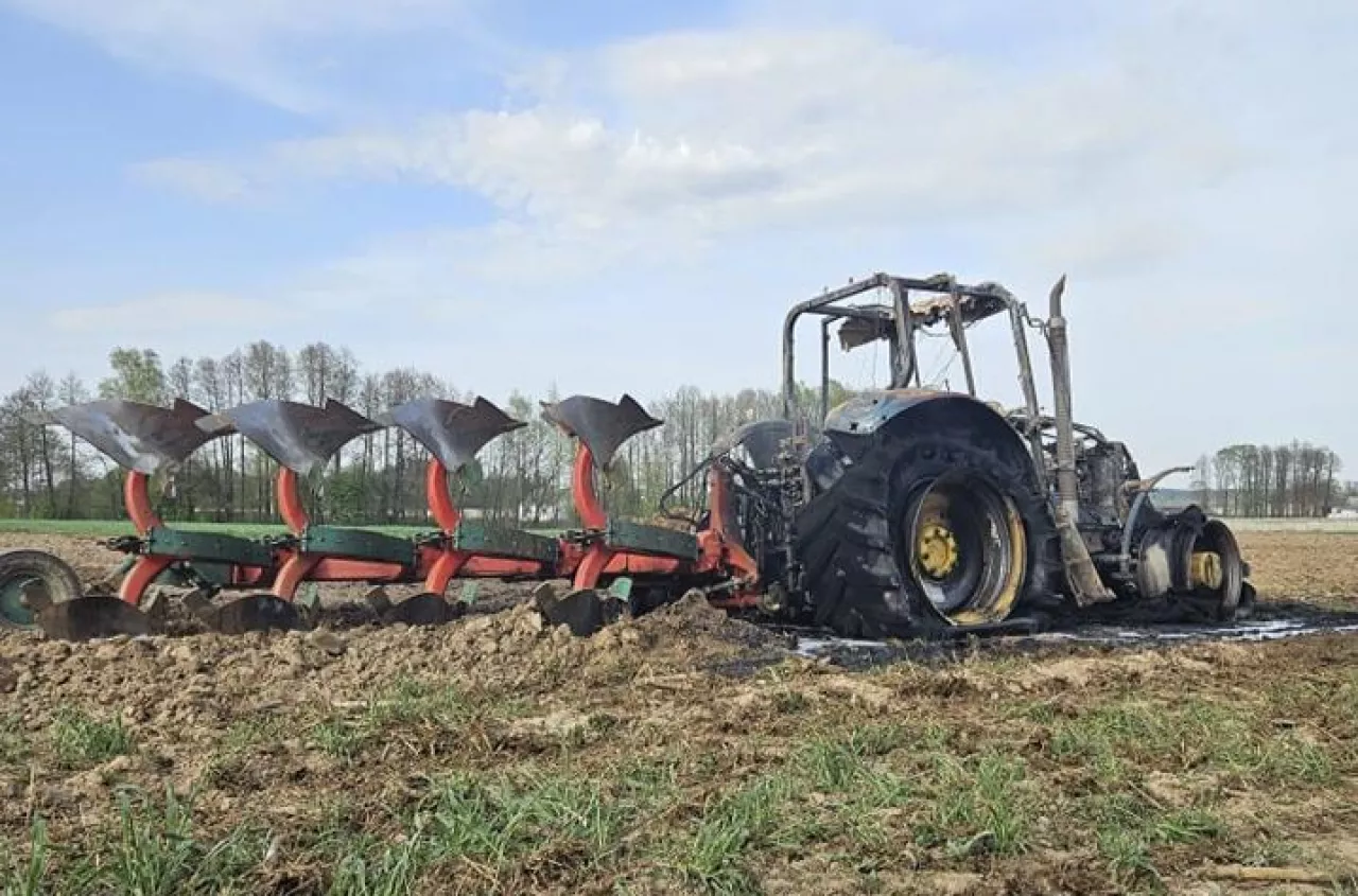 Tragedia na polu. W spalonym ciągniku znaleziono ciało mężczyzny