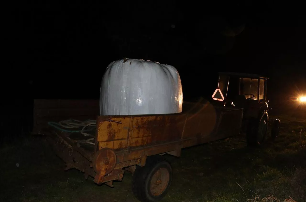 Kradł rolnikowi bele sianokiszonki dla swoich krów. Wpadł na gorącym uczynku