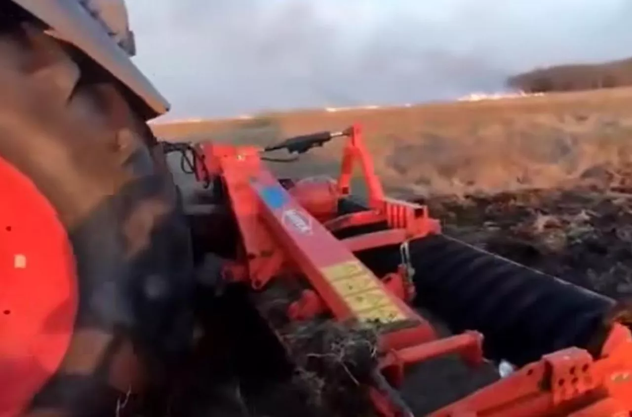 Rolnicy z Podlasia nie świętowali. Swoimi ciągnikami pomagali gasić pożar nad Biebrzą