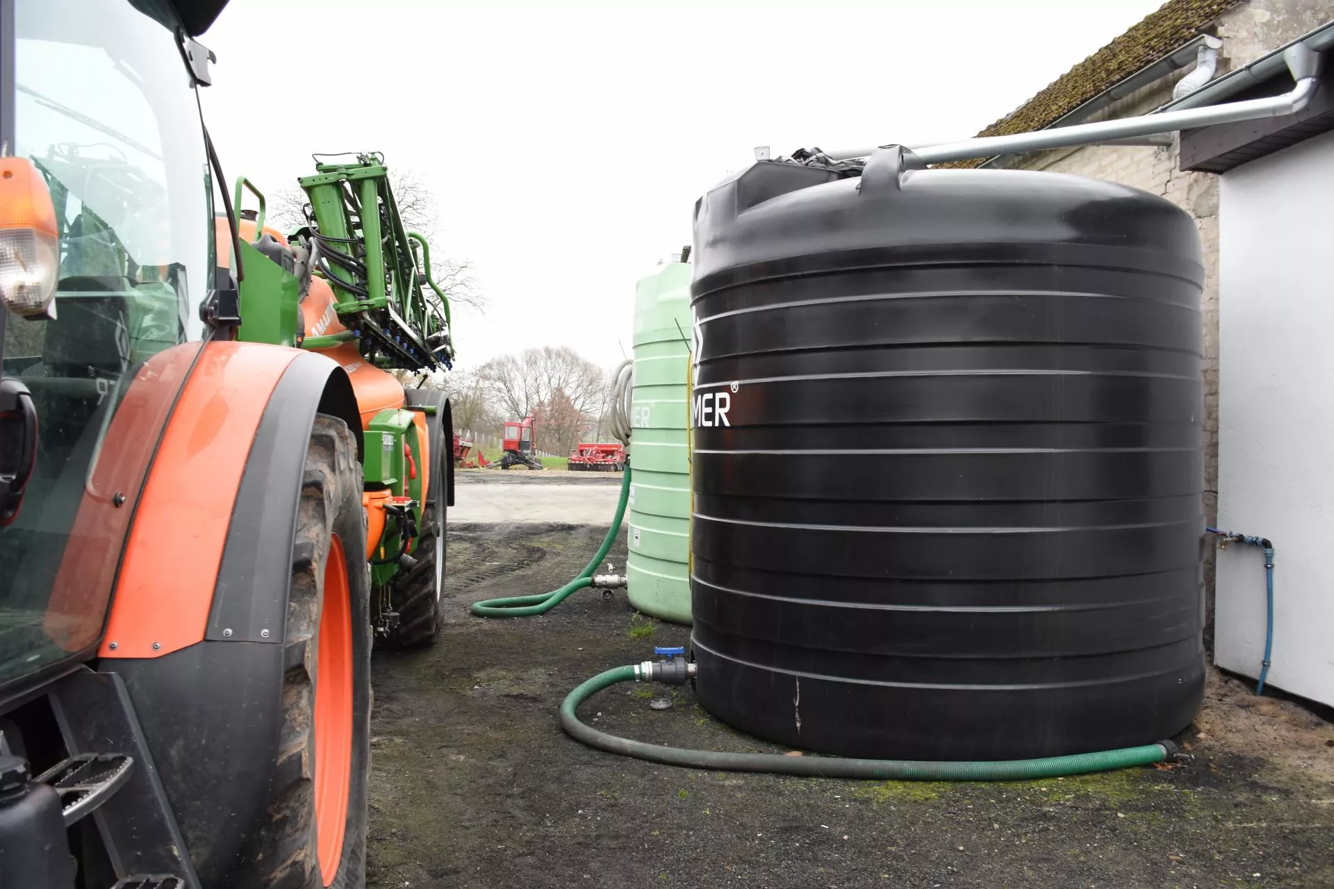 Rolnik wystąpił o dopłatę do zbiornika na deszczówkę. Musi mieć pozwolenie na budowę?