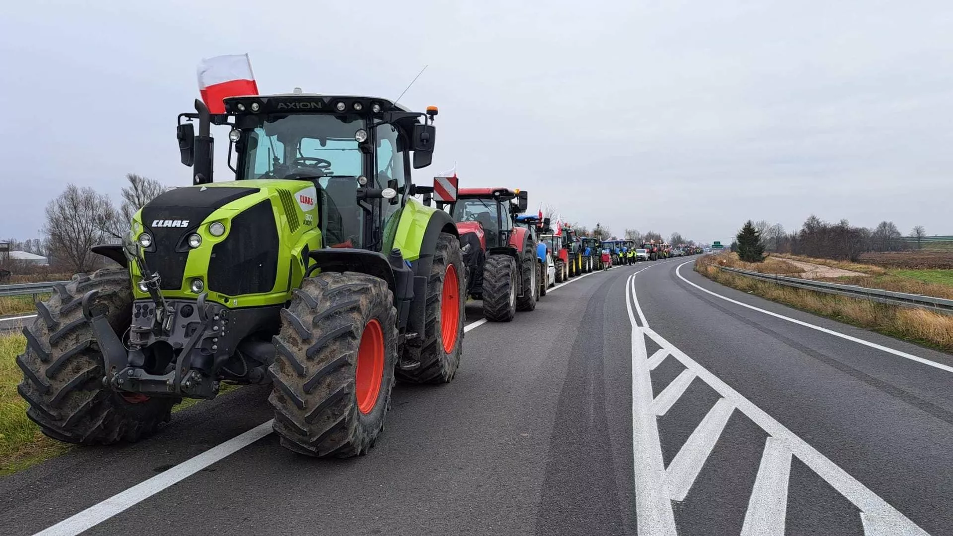 Protest rolników na DK 25. Domagają się budowy wiaduktu