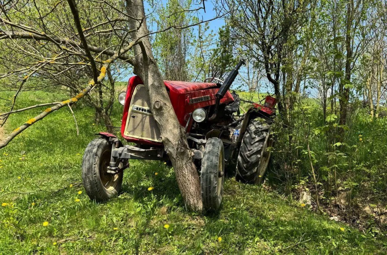 Naprawiał ciągnik, nie wyłączył silnika. Traktor go przejechał