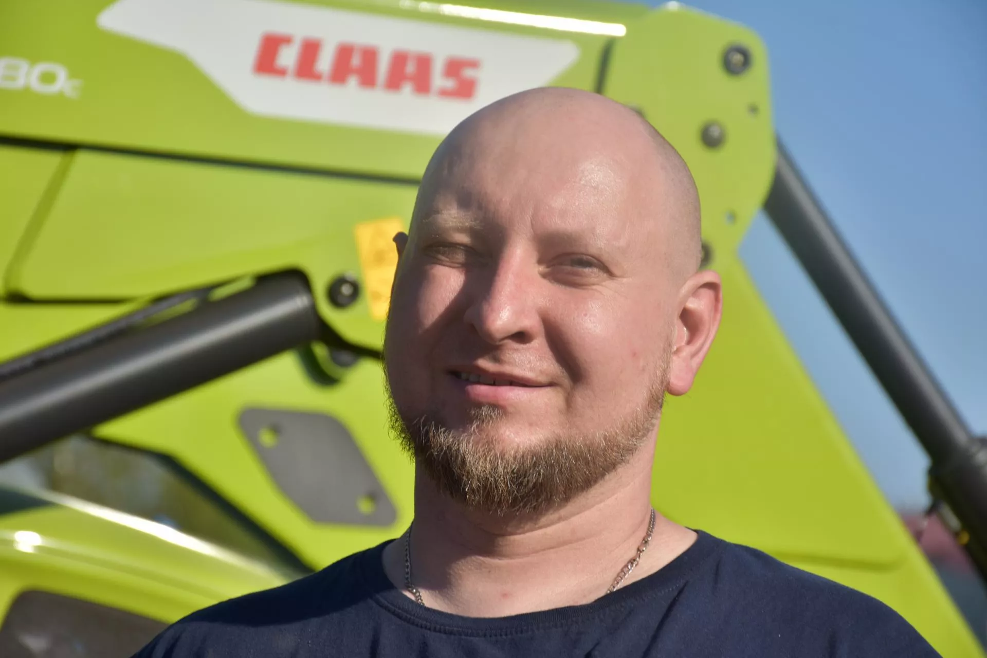 Mały ciągnik do wielu zadań. Jak Claas Axos 3 sprawdza się u dostawcy mleka do OSM Łowicz?