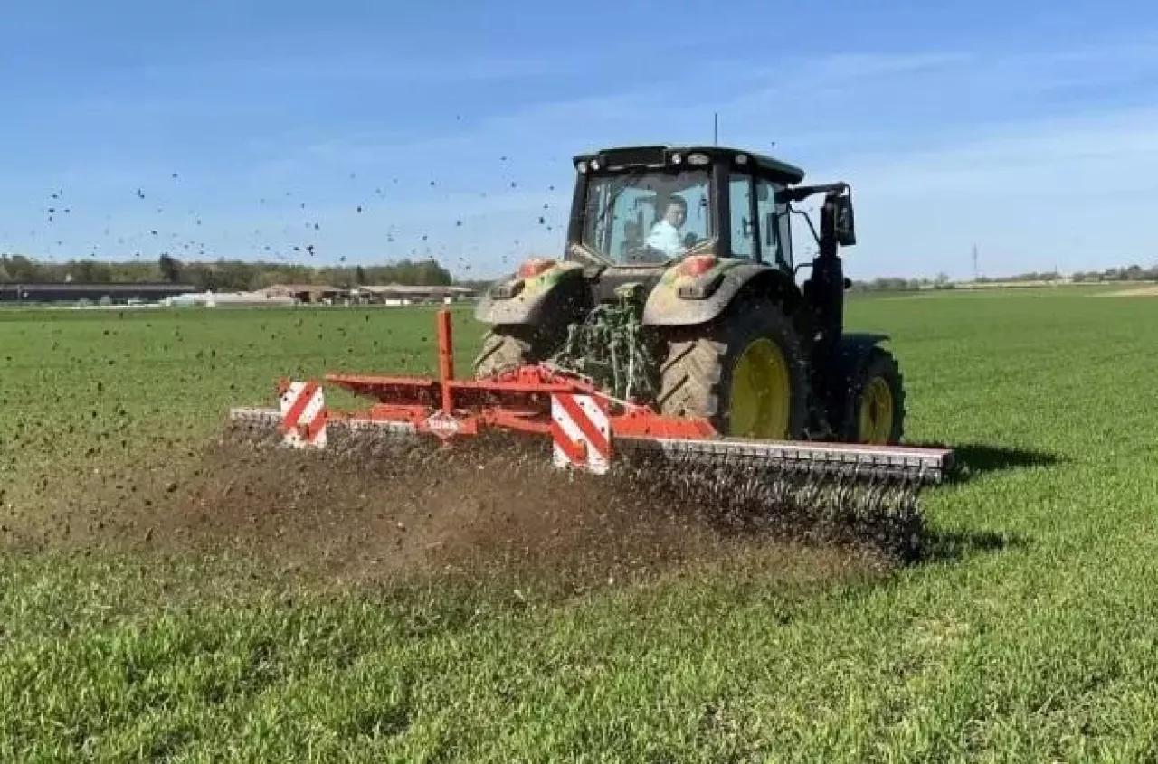 Obrotowe gwiazdy zwalczające chwasty. Jak działają maszyny Kuhn?