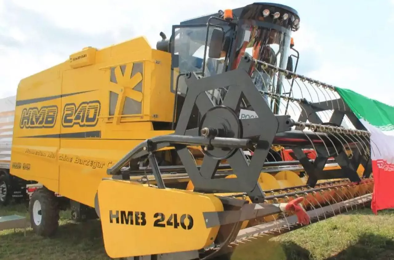 Ten kombajn jest nietypowy. Zbiera słomę do zbiornika