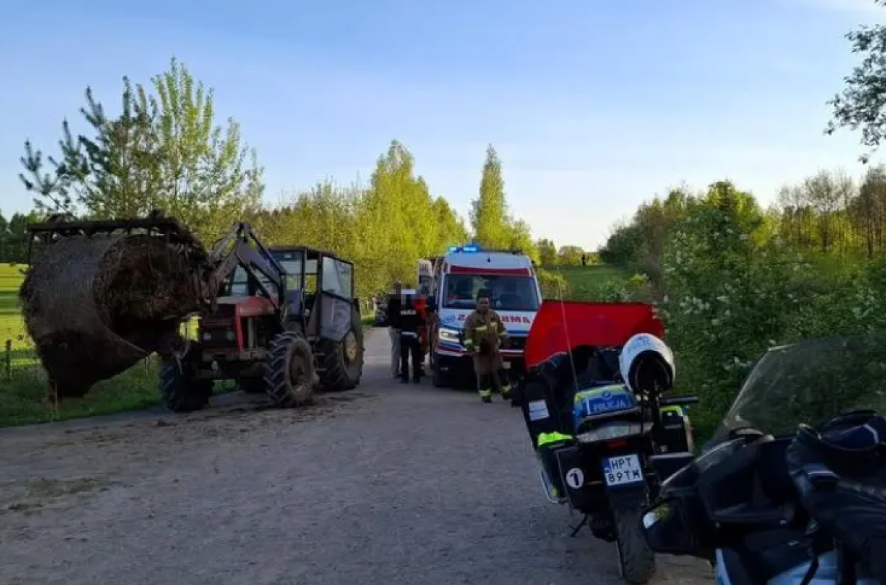 Tragedia koło Giżycka. Ciągnik potrącił ojca i dziecko. 2-latek nie żyje