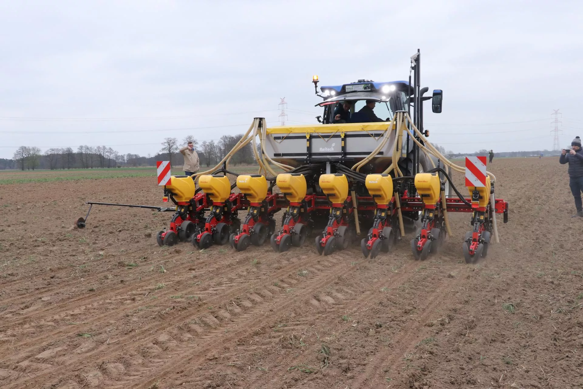 Ceny usług rolniczych w maju 2025: ile za siew kukurydzy, a ile za opryski?