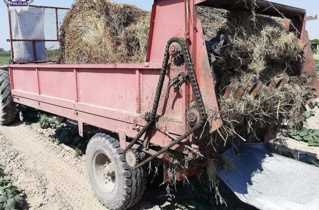 Tragedia pod Brzeskiem. Nie żyje 63-letni rolnik wciągnięty przez rozrzutnik obornika