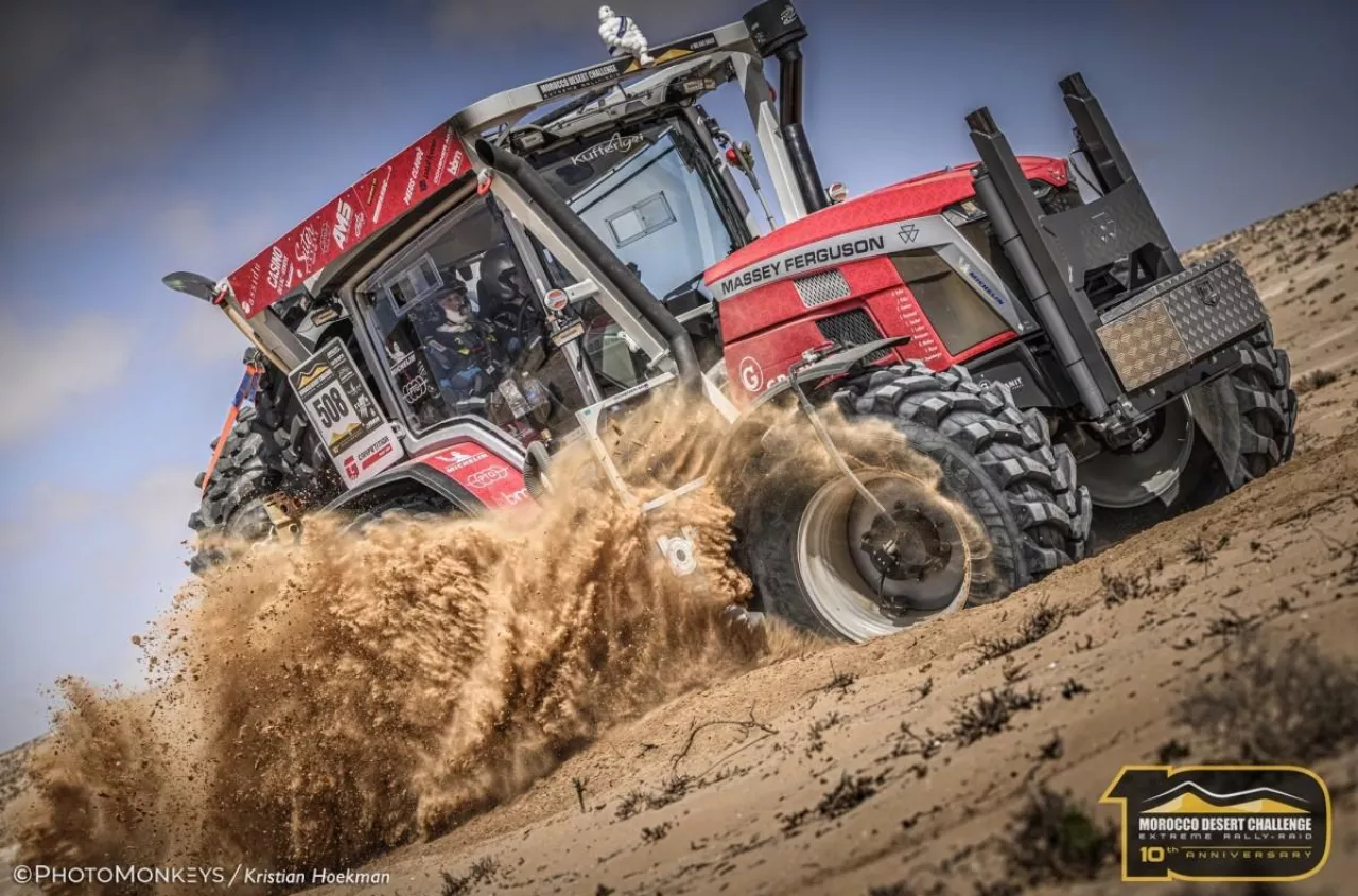 Rajd ciągnikiem po pustyni. Rolnik nie żałował Masseya [FOTO]