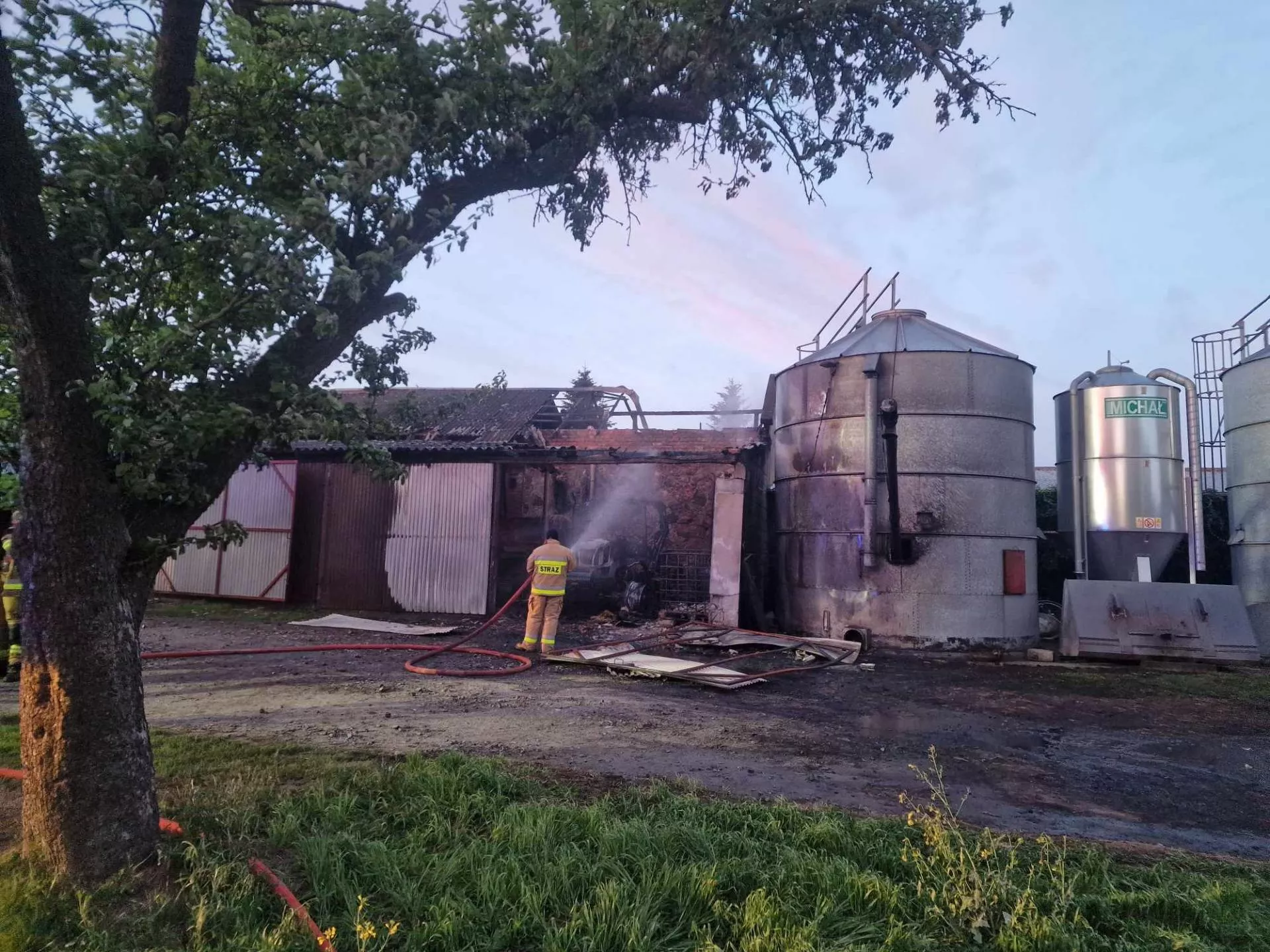 Rolnikowi spłonął ciągnik i silos zbożowy. Ogromny pożar pod Piotrkowem