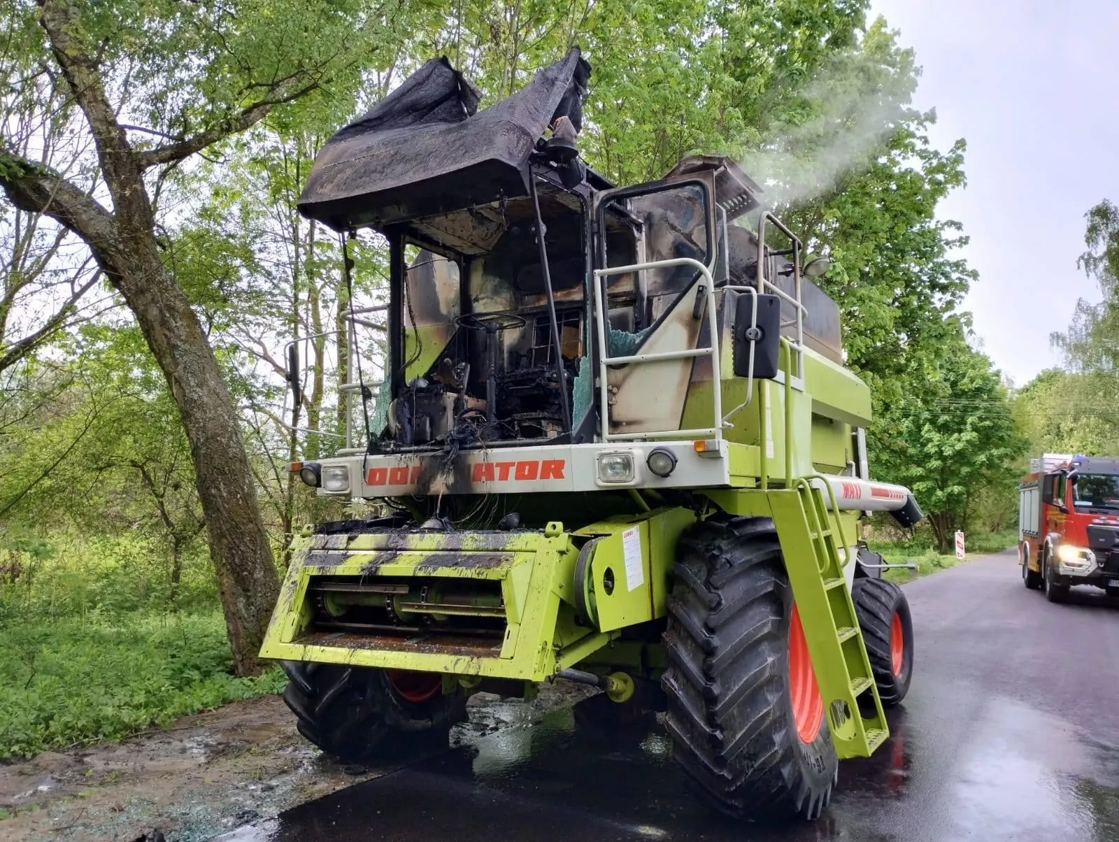 Pożar kombajnu pod Rykami. Spalił się na drodze
