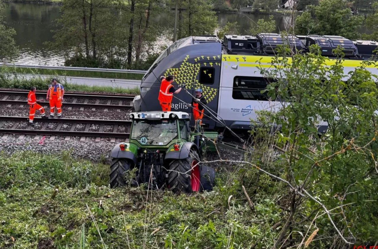 Ciagnik Fendt sam wpadł pod pociąg. Kierowcy nie było