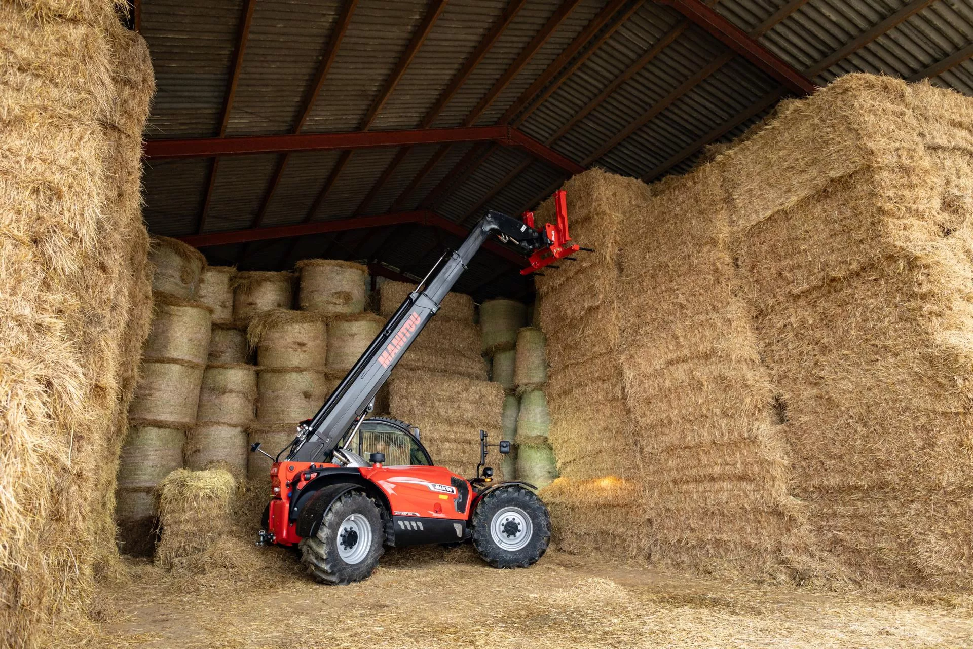 Nowa ładowarka Manitou zapełnia lukę. Jak pracuje w gospodarstwie?