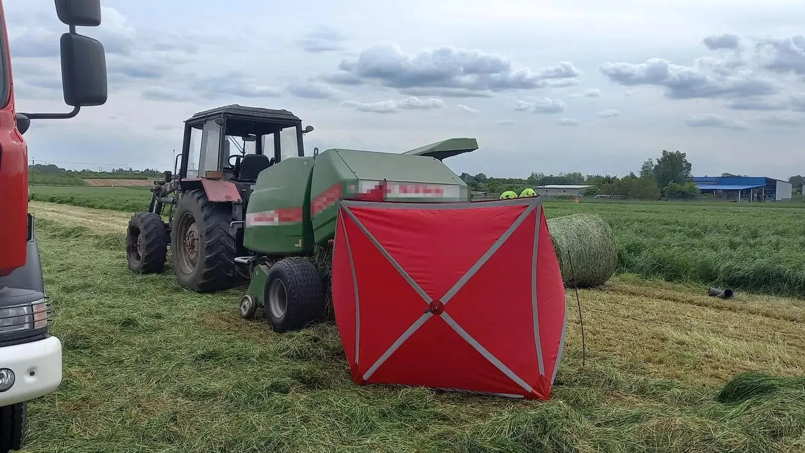 Tragedia przy belowaniu siana. 53-letni rolnik zginął wciągnięty przez prasę