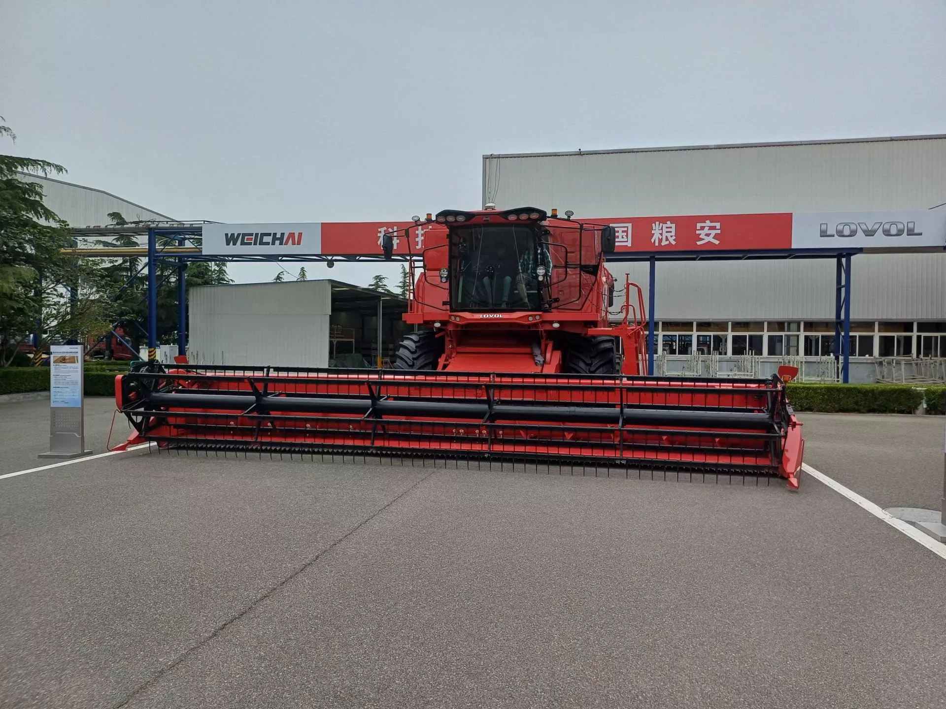 Chiński 460-konny kombajn LOVOL: jaka cena?