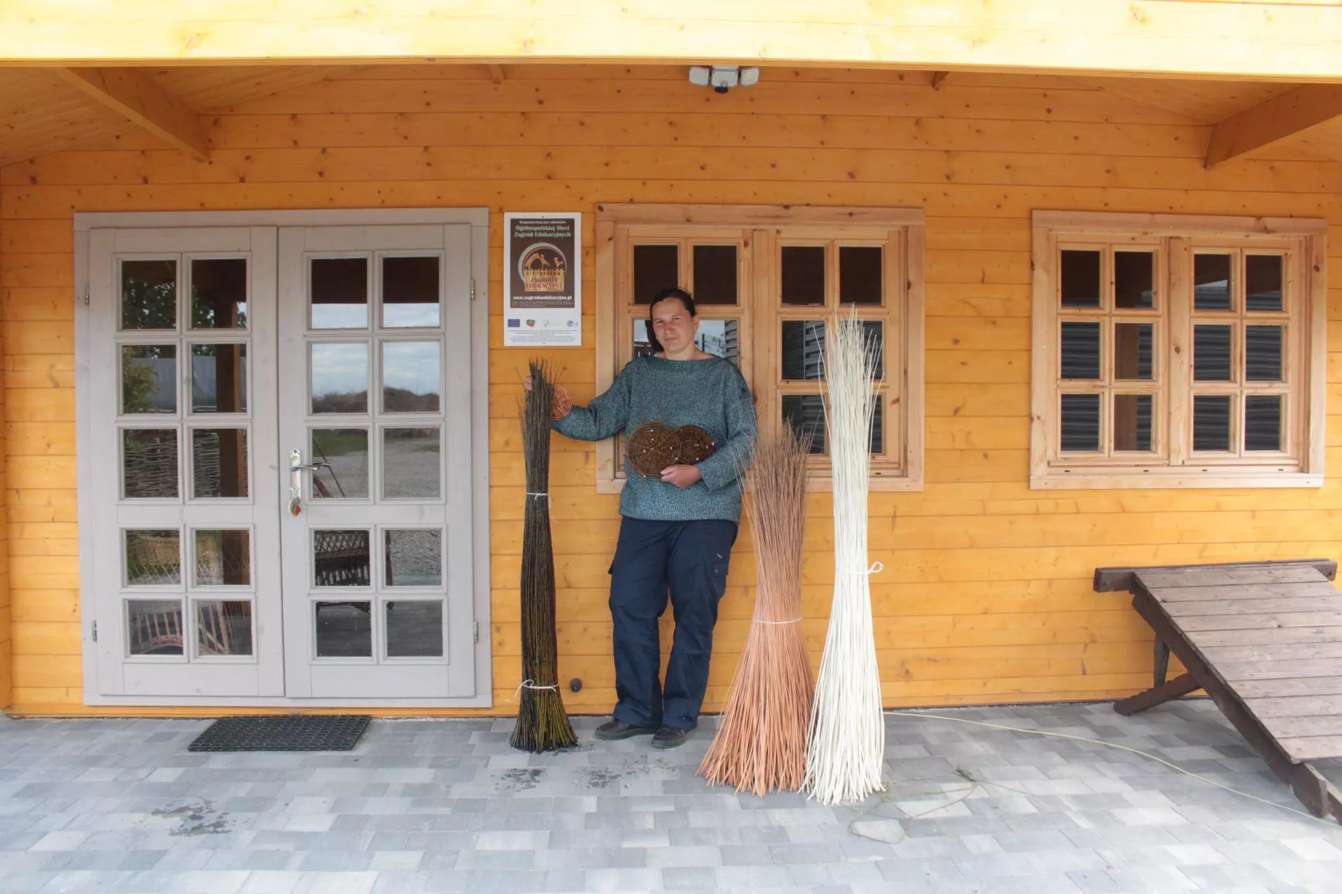 To największa w Polsce uprawa wikliny. Z ilu krzaków rolnicy robią 1 koszyk?