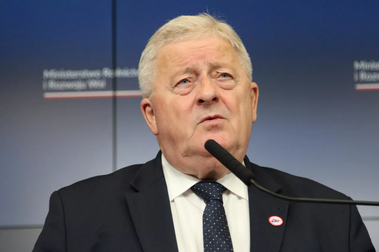 Chcemy, aby państwo stanęło po stronie rolników. Jeżeli cała Europa mówi o zmniejszeniu poziomu ochrony wilka i za tym głosuje, nasze ministerstwo klimatu wstrzymuje się od głosu i mówi, że mamy przykładowy program ochrony wilka. To jest niewłaściwe – twierdzi minister rolnictwa