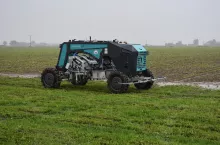 W momencie wystąpienia opadów deszczu agregat automatycznie zjeżdża z pola i przerywa pracę