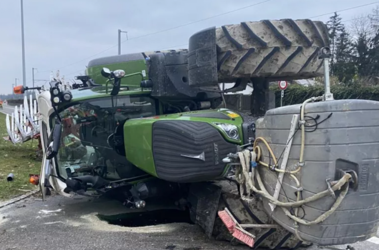 Dwóch chłopców rozbiło ciągnik. Wielki Fendt wylądował na boku