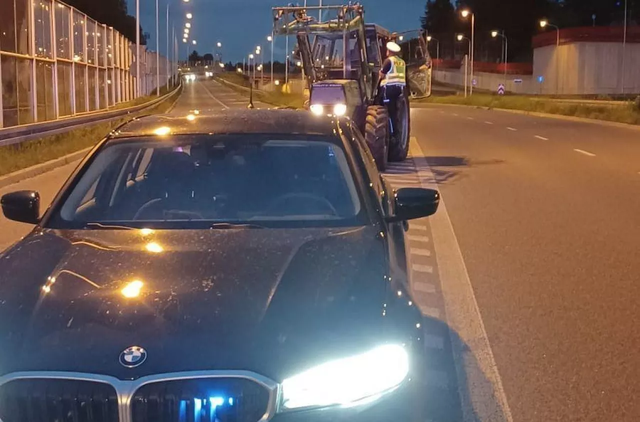 Grupa "Speed" zatrzymała rolnika. Omal nie wjechał ciągnikiem na eskpresówkę