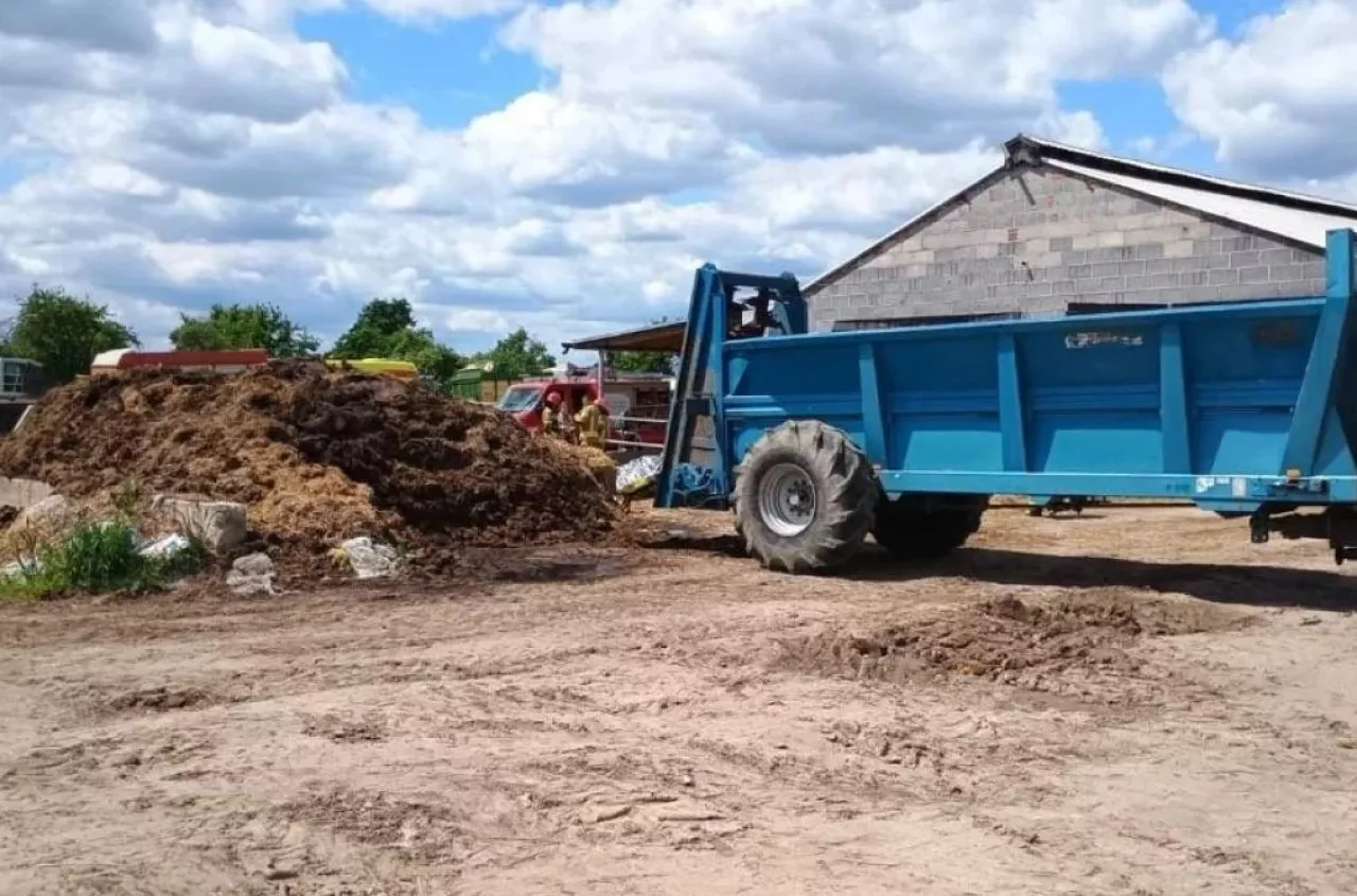 Tragedia pod Sieradzem. Rozrzutnik obornika wciągnął rolnika