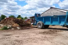 Rolnik zginął, wciągnięty przez rozrzutnik obornika.