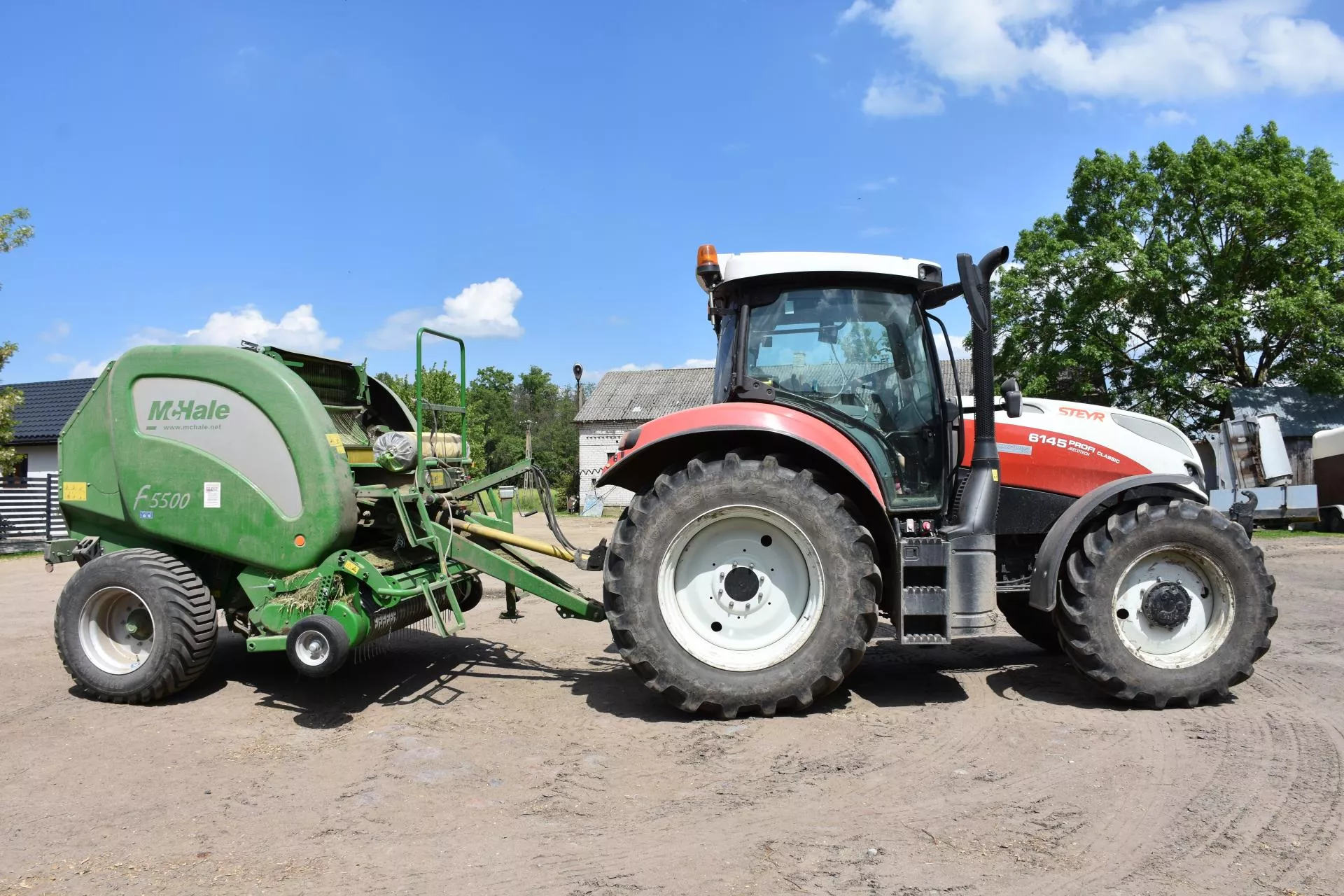 Ceny usług rolniczych: jakie ceny koszenia łąk i prasowania siana na koniec maja 2025?