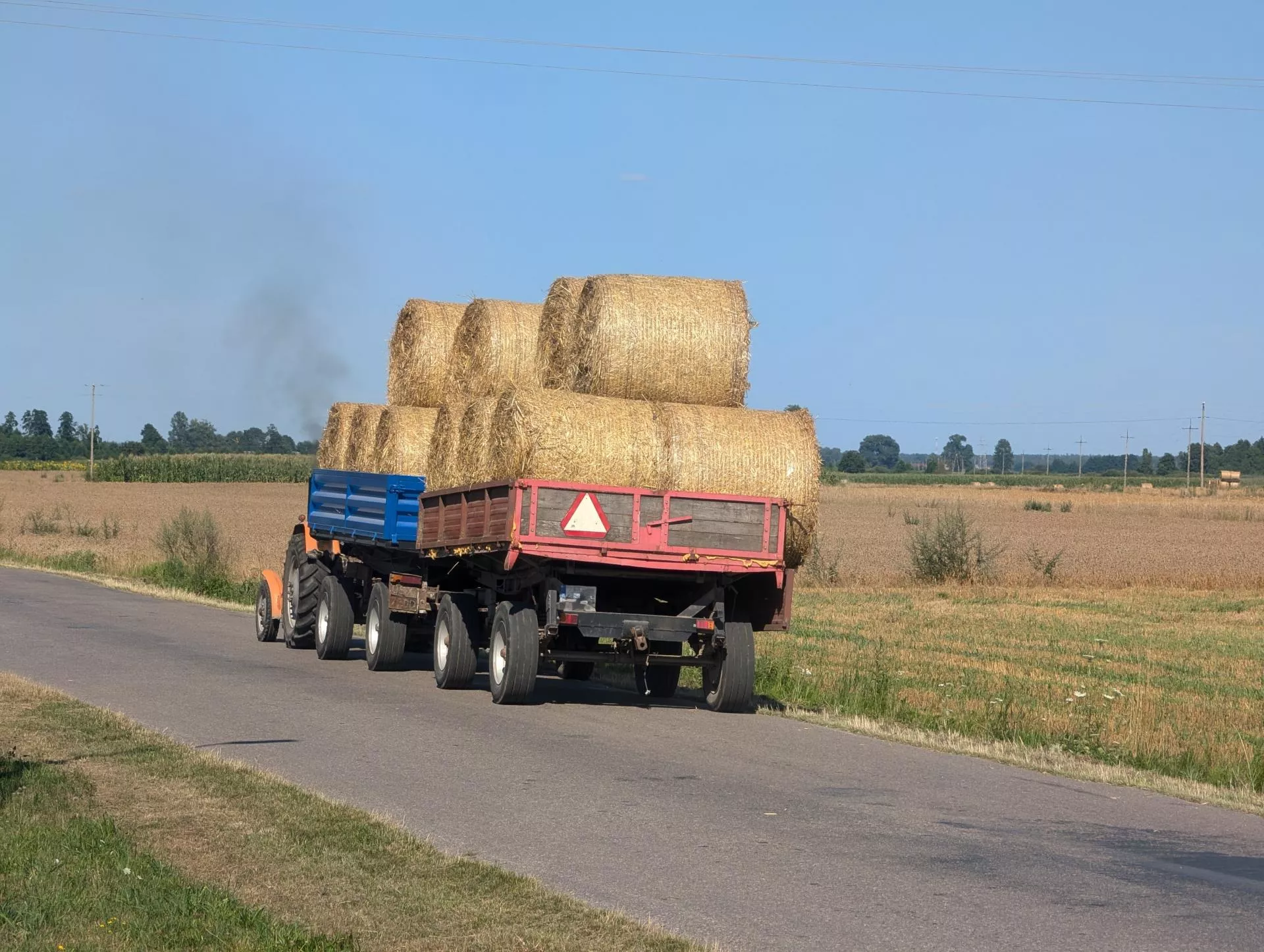 Ceny słomy przed żniwami 2025. Ile za kostkę, a ile za balot?